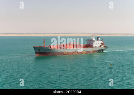 Suez, Égypte - 14 novembre 2019 : navire-citerne GPL Ramagas passant par le canal de Suez en Égypte. Un camion-citerne GPL est un navire-citerne à gaz conçu pour le transport Banque D'Images