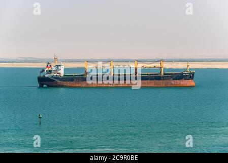 Suez, Égypte - 14 novembre 2019 : le navire porteur en vrac Vega Taurus est à l'ancre dans le canal de Suez, en Égypte. Banque D'Images