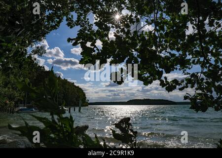 Neuglobsow, Allemagne. 29 juillet 2020. Le Großer Stechlinsee en fin d'après-midi avec le soleil bas dans le ciel, qui crée la paillettes sur l'eau. Il fait partie du parc naturel de la terre de Stechlin-Ruppiner, appartient au district du lac de Rheinsberg dans la zone naturelle de la Neustrelitzer Kleinseenland, est connu pour sa bonne qualité de l'eau et à 70 mètres est le lac le plus profond de Brandebourg. Credit: Jens Kalaene/dpa-Zentralbild/ZB/dpa/Alay Live News Banque D'Images