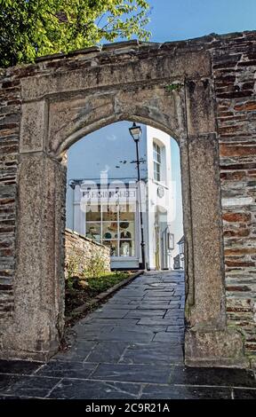 Arches classées de catégorie II dans Buckwell Street, Bretonside menant à Looe Street. La plaque sur le bâtiment d'angle mentionne Sir Granciis Drake. Banque D'Images