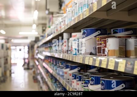 Petit foyer de grandes boîtes de peinture de bricolage vu dans un magasin de bricolage bien connu. Le magasin est bien approvisionné en peintures et testeurs de différentes couleurs Banque D'Images