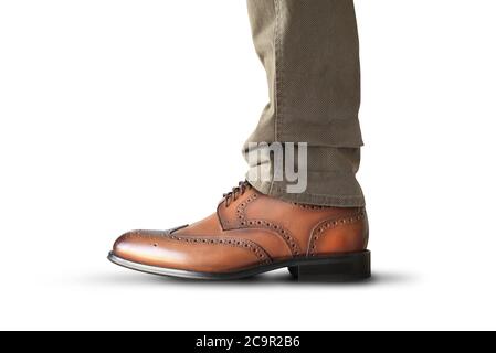 Un homme se tient dans des chaussures en cuir classique marron pour homme Banque D'Images