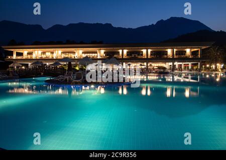Kemer, Turquie, 26 juillet 2020 : piscine illuminée en soirée à l'hôtel KIMEROS PARK HOLIDAY VILLAGE. Une station balnéaire, quartier d'Antalya Provi Banque D'Images