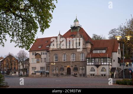 BERGISCH GLADBACH, ALLEMAGNE - 7 AVRIL 2020 : image panoramique de la mairie de Bergisch Gladbach au lever du soleil le 7 avril 2020 en Allemagne Banque D'Images