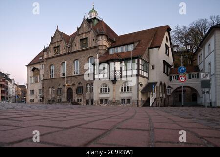 BERGISCH GLADBACH, ALLEMAGNE - 7 AVRIL 2020 : image à angle bas de la mairie de Bergisch Gladbach au lever du soleil le 7 avril 2020 en Allemagne Banque D'Images