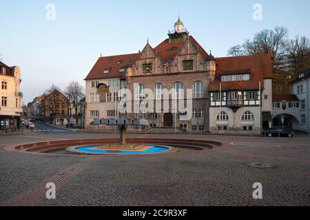 BERGISCH GLADBACH, ALLEMAGNE - 7 AVRIL 2020 : image panoramique de la mairie de Bergisch Gladbach au lever du soleil le 7 avril 2020 en Allemagne Banque D'Images