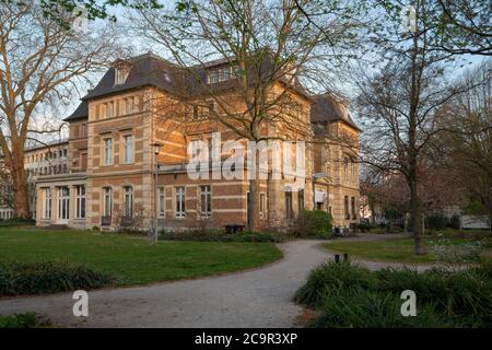 BERGISCH GLADBACH, ALLEMAGNE - 7 AVRIL 2020 : image panoramique de la Villa Zanders, musée d'art à Bergisch Gladbach le 7 avril 2020 en Allemagne Banque D'Images