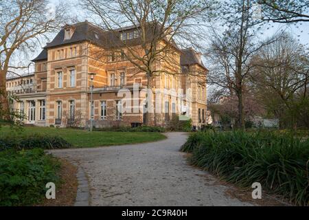 BERGISCH GLADBACH, ALLEMAGNE - 7 AVRIL 2020 : image panoramique de la Villa Zanders, musée d'art à Bergisch Gladbach le 7 avril 2020 en Allemagne Banque D'Images