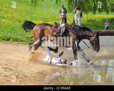 Accident survenu à l'aller - concurrent de tomber de son cheval dans le cas de cross-country Banque D'Images