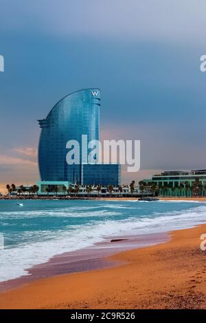 Barceloneta plage mer avec l'Hôtel W dans la ville de Barcelone en Catalogne, Espagne Banque D'Images