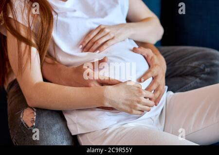 mignon couple marié s'attendant à bébé, adorable homme et femme ont des relations harmonieuses, heureux ensemble. nouveau concept de famille Banque D'Images