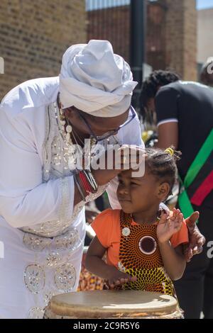 Des centaines de personnes participent à la fête de l'émancipation afrikan sur la place Windrush, Brixton. Comme les routes ont été temporairement bloquées a une partie de l'éclusage Brixton. Banque D'Images