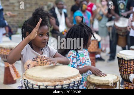 Des centaines de personnes participent à la fête de l'émancipation afrikan sur la place Windrush, Brixton. Comme les routes ont été temporairement bloquées a une partie de l'éclusage Brixton. Banque D'Images