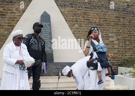 Des centaines de personnes participent à la fête de l'émancipation afrikan sur la place Windrush, Brixton. Comme les routes ont été temporairement bloquées a une partie de l'éclusage Brixton. Banque D'Images