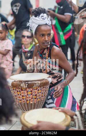 Des centaines de personnes participent à la fête de l'émancipation afrikan sur la place Windrush, Brixton. Comme les routes ont été temporairement bloquées a une partie de l'éclusage Brixton. Banque D'Images