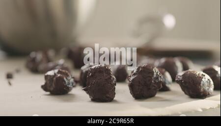 jeune femme qui fabrique des truffes au chocolat à la maison kictchen Banque D'Images