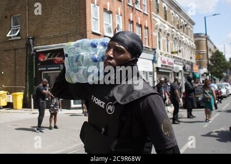 Des centaines de personnes participent à la fête de l'émancipation afrikan sur la place Windrush, Brixton. Comme les routes ont été temporairement bloquées a une partie de l'éclusage Brixton. Banque D'Images