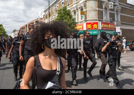 Des centaines de personnes participent à la fête de l'émancipation afrikan sur la place Windrush, Brixton. Comme les routes ont été temporairement bloquées a une partie de l'éclusage Brixton. Banque D'Images