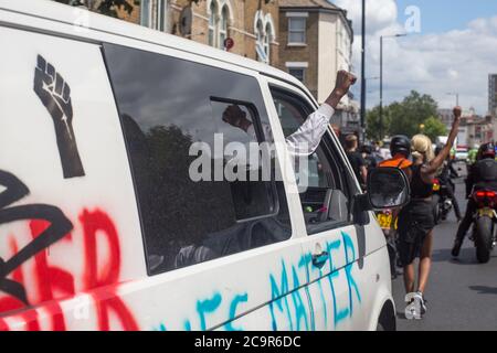 Des centaines de personnes participent à la fête de l'émancipation afrikan sur la place Windrush, Brixton. Comme les routes ont été temporairement bloquées a une partie de l'éclusage Brixton. Banque D'Images