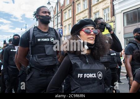 Des centaines de personnes participent à la fête de l'émancipation afrikan sur la place Windrush, Brixton. Comme les routes ont été temporairement bloquées a une partie de l'éclusage Brixton. Banque D'Images