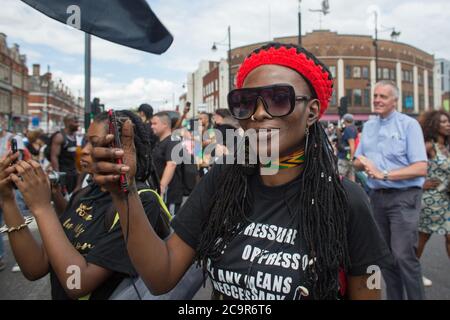 Des centaines de personnes participent à la fête de l'émancipation afrikan sur la place Windrush, Brixton. Comme les routes ont été temporairement bloquées a une partie de l'éclusage Brixton. Banque D'Images