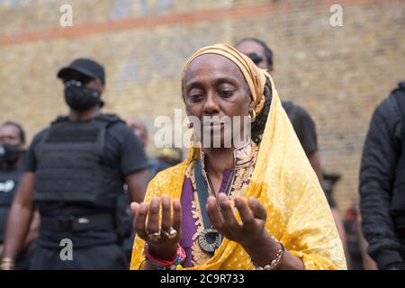 Des centaines de personnes participent à la fête de l'émancipation afrikan sur la place Windrush, Brixton. Comme les routes ont été temporairement bloquées a une partie de l'éclusage Brixton. Banque D'Images