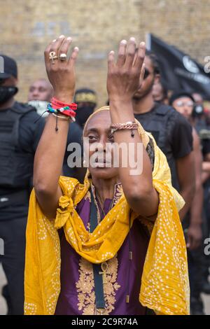 Des centaines de personnes participent à la fête de l'émancipation afrikan sur la place Windrush, Brixton. Comme les routes ont été temporairement bloquées a une partie de l'éclusage Brixton. Banque D'Images