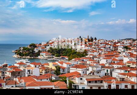 Vue sur les maisons blanches typiques de la ville de Skiathos sur l'île de Skiathos Banque D'Images