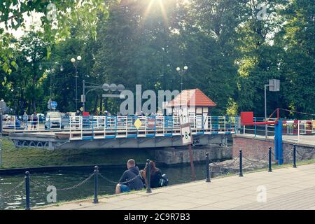 GIZYCKO, MASURIA, POLOGNE - 22 JUILLET 2020 : pont tournant historique sur le canal de Luczanski (Gizycki) et château médiéval des chevaliers teutoniques en arrière-plan. Banque D'Images