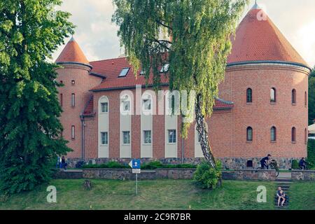 L'hôtel Saint-Bruno est construit dans le château médiéval des chevaliers teutoniques et le pont tournant au lever du soleil sur le canal Luczanski à Gizycko, en Pologne Banque D'Images