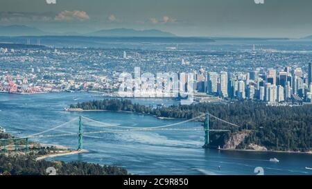 Vue aérienne de la ville de Vancouver Pont Lions Gate et centre-ville de Vancouver au lever du soleil Point de vue de montagne Cypress Banque D'Images