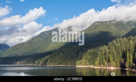 Vue panoramique du réservoir du barrage de Cleveland entouré de montagnes, North Vancouver, Canada Banque D'Images