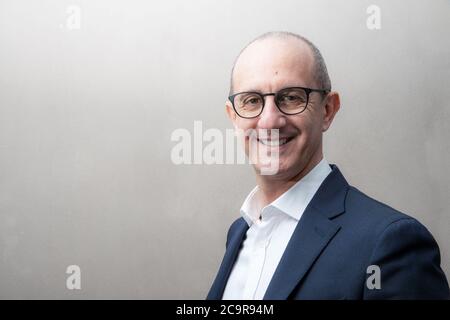 un homme d'affaires souriant avec un look fiable Banque D'Images