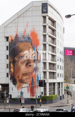 La fresque de Jenny Munro, ancienne aborigène, peinte par Matt Adnate, artiste de rue reconnu, sur le mur blanc de 10 étages de l'hôtel Novotel de Sydney Banque D'Images
