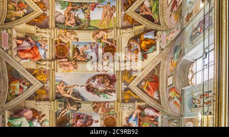 VATICAN, VATICAN - 16 août 2014 : plafond de la création d'Adam, chapelle Sixtine dans le musée du Vatican - Italie Banque D'Images