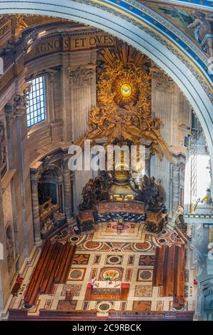 Vatican, Rome, Italie - août 17 : vue sur le magnifique autel de Saint Pierre Banque D'Images
