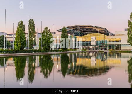 Munich, Allemagne - 1er août 2020 : entrée ouest du salon de Munich en période de pandémie du coronavirus, personne dans la rue Banque D'Images