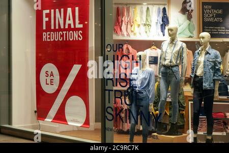 Londres, Royaume-Uni - 01 février 2019 : affiche de vente des réductions finales à la vitrine de la boutique de mode. Les produits sont généralement réduits en début d'année, Banque D'Images