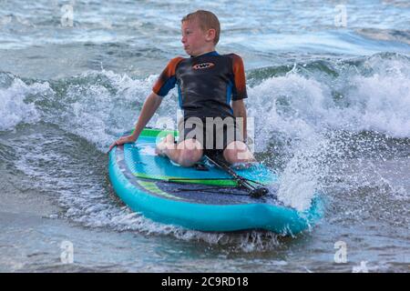 Poole, Dorset Royaume-Uni. 2 août 2020. Météo au Royaume-Uni : belle journée chaude et ensoleillée sur les plages de Poole, les températures grimpent et les amateurs de soleil affluent en bord de mer pour profiter du temps ensoleillé. Obie a du plaisir dans la mer. Crédit : Carolyn Jenkins/Alay Live News Banque D'Images