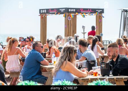 Brighton, Royaume-Uni, 1er août 2020 : la chaleur sur la plage et le front de mer de Brighton cet après-midi. Banque D'Images