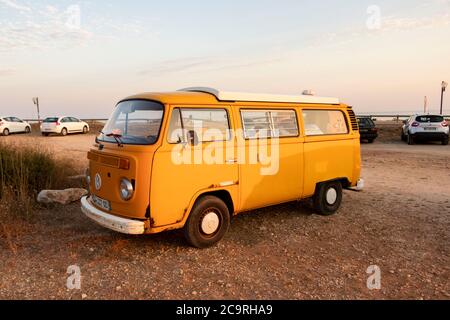 fourgonnette volkswagen de type 2 orange vintage Banque D'Images