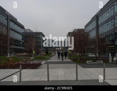 Prague, République tchèque, 5 décembre 2019 : vue sur la rue du centre d'affaires de Chodov, le parc. Quartier moderne animé avec des gens et des bâtiments en acier Banque D'Images