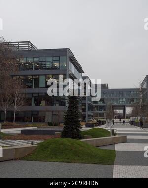 Prague, République tchèque, 5 décembre 2019 : vue sur la rue du centre d'affaires de Chodov, le parc. Quartier moderne animé avec des gens, arbre de noël et Banque D'Images