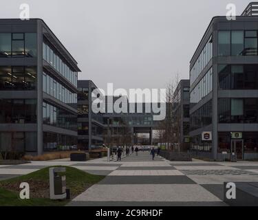 Prague, République tchèque, 5 décembre 2019 : vue sur la rue du centre d'affaires de Chodov, le parc. Quartier moderne animé avec des gens et des bâtiments en acier Banque D'Images