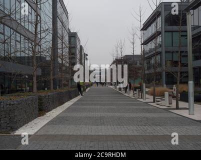 Prague, République tchèque, 5 décembre 2019 : vue sur la rue du centre d'affaires de Chodov, le parc. Quartier moderne animé avec des gens et des bâtiments en acier Banque D'Images