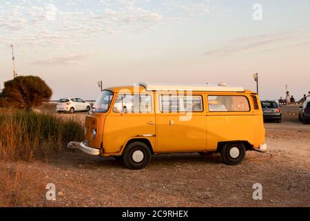 fourgonnette volkswagen de type 2 orange vintage Banque D'Images