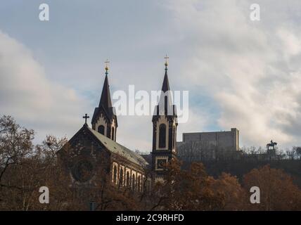 Église des Saints Cyril et Methodius et Monument national à Vitkov Avec la statue équestre de Jan Zizka vue de Karlinske namesti parc carré avec Banque D'Images