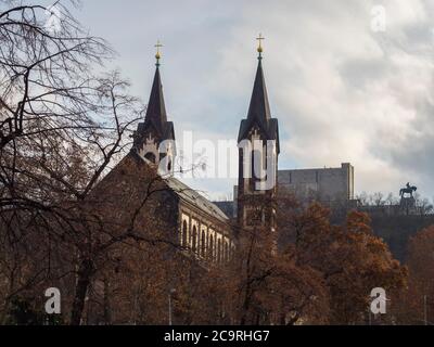 Église des Saints Cyril et Methodius et Monument national à Vitkov Avec la statue équestre de Jan Zizka vue de Karlinske namesti parc carré avec Banque D'Images