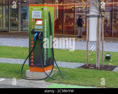 République tchèque, Prague, Karlin, 27 novembre 2017 : chargeur de voiture électrique dans le centre de bureaux de la cour de Corso Banque D'Images