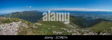 Vue panoramique depuis le sommet de Baranec sur les montagnes de l'ouest de Tatra Rohace, les hauts tatras et le panorama bas de tatras. Pics de montagne verdoyants avec sentier de randonnée Banque D'Images